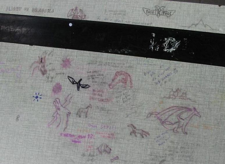 By The Lonely Dragon
Here are some pictures I made on the tables and on the walls at school. A global view of my table, at school. Sorry for the bad quality, but it wasn't easy to take photos during the lesson!
